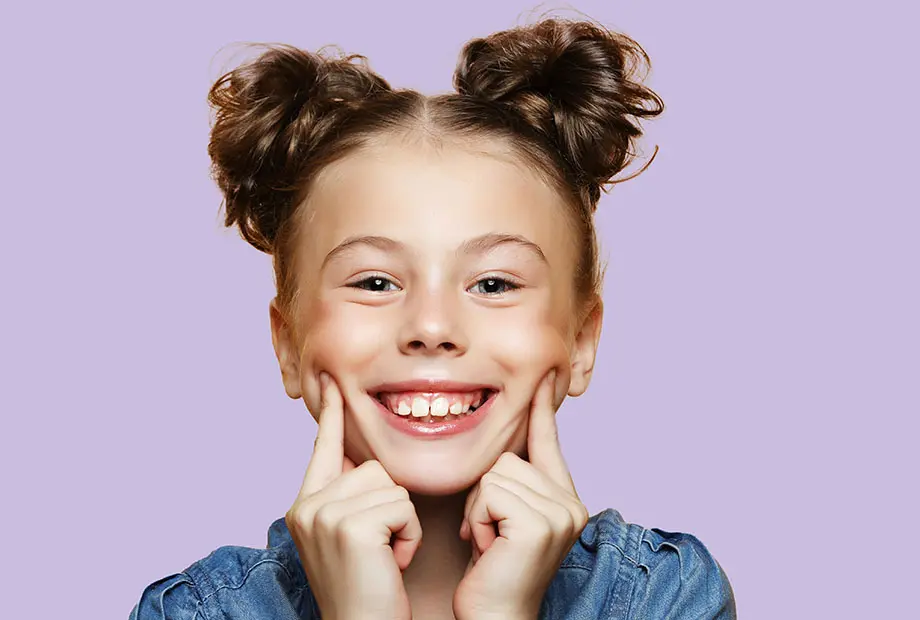 blankweiss Kinderzahnheilkunde - junge Patientin mit breitem Lächeln