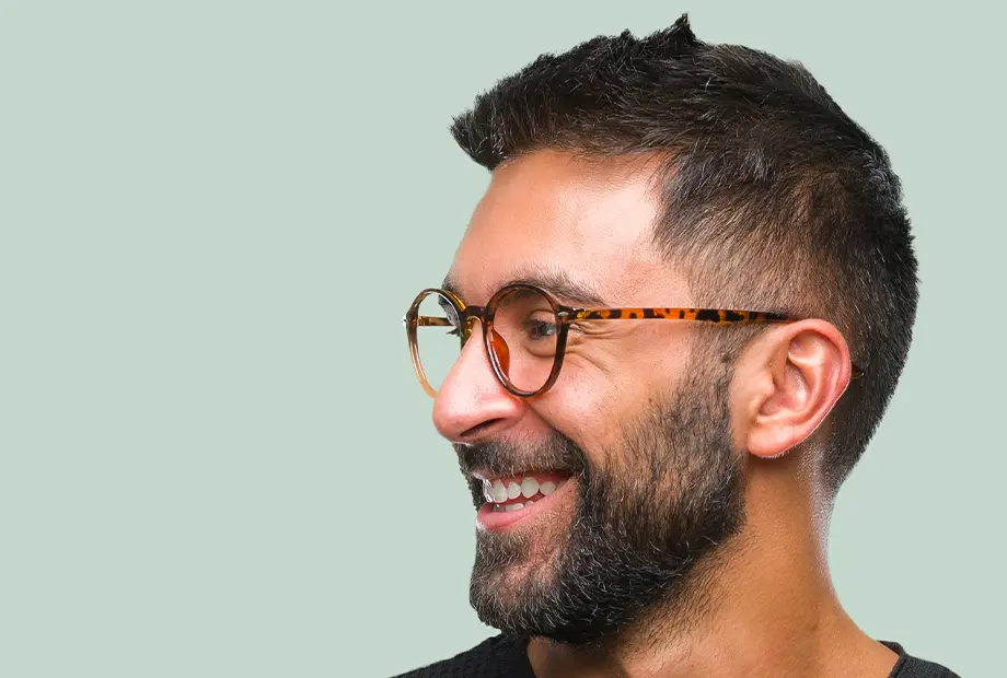 blankweiss veneers - lächelnder Mann mit Brille