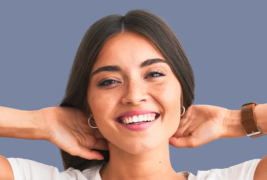 blankweiss Zahnfüllung - Patientin mit breit aufgesetztem Lächeln