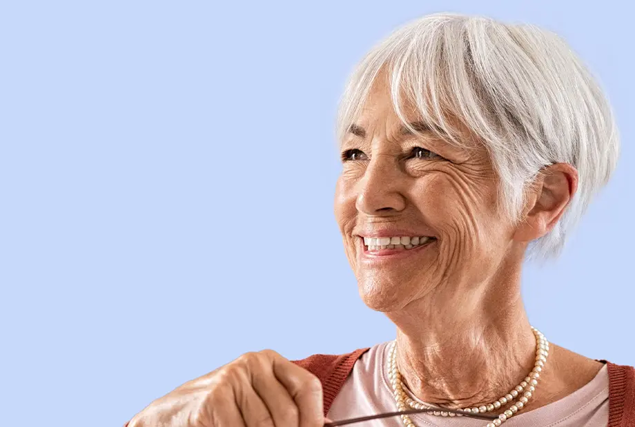blankweiss zahnbrücken - ältere Patientin schaut zufrieden aus